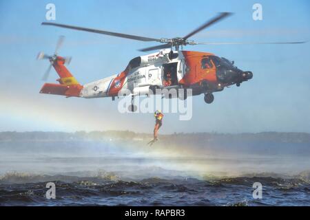 Un étudiant à l'Aviation Technical Training Center (CIFA) à Elizabeth City, Caroline du Nord, s'enfonce d'un Air Station Elizabeth City hélicoptère Jayhawk MH-60 dans la rivière Pasquotank, le 14 février 2017. Quatre des techniciens de l'aviation (AST) les étudiants d'une école à CIFA a obtenu son diplôme et est devenu ASTs 17 février 2017. Banque D'Images