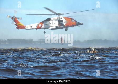 Un étudiant à l'Aviation Technical Training Center à Elizabeth City, Caroline du Nord, s'enfonce d'un Air Station Elizabeth City hélicoptère Jayhawk MH-60 dans la rivière Pasquotank, le 14 février 2017. Des techniciens de surveillance aérienne quatre étudiants d'une école à CIFA a obtenu son diplôme et est devenu ASTs 17 février 2017. Banque D'Images