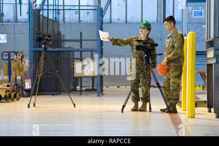 Circuit Marine. Sharp et de l'Armée rouge Pvt. Jay Diaz, tant la production vidéo et de la documentation (VPD) les élèves de l'École d'information de la Défense, Fort Meade, Maryland, discuter des angles d'un C-5M Super Galaxy dans le 436e Escadron de maintenance (ISO isochrone) Maintenance Dock, 23 février 2017, sur la base aérienne de Dover, Delaware Sharp, Diaz et 14 autres étudiants VDP est venu à Douvres à créer un produit vidéo qui compte pour 60  % de leur note finale. Banque D'Images