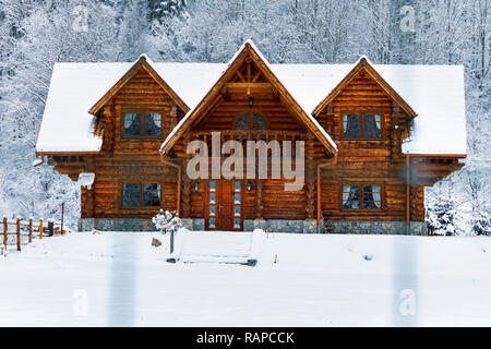 Maison en bois dans les montagnes en hiver Banque D'Images