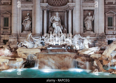 La fontaine de Trevi à Rome est la plus grande fontaine baroque dans la ville et l'une des plus célèbres fontaines dans le monde. Banque D'Images