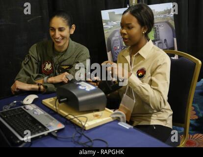 Moghbeli Jasmin majeur, un AH-1W/Z, pilote assiste une présence des femmes dans l'Aviation in d'aviation dans le cadre du Symposium 2017 WAI à Orlando en Floride, le 4 mars 2017. Cette conférence permet aux Marines de se connecter avec les jeunes hommes et femmes intéressés par les carrières de l'aviation, et de leur faire savoir que la Marine Corps est une option viable pour eux. L'événement se tient du 2 au 4 mars. Banque D'Images