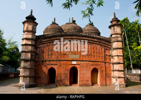 Mosquée Atiya. Il est situé dans le village d'Atiya en vertu de l'Delduar Thana dans dans le district, à environ six kilomètres au sud de la capitale du district. Banque D'Images