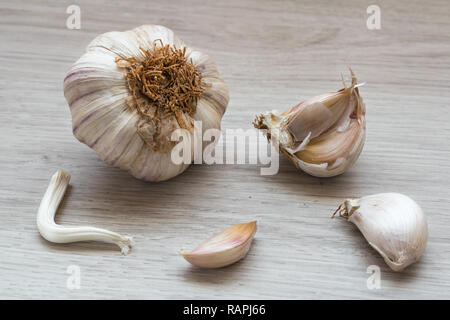 Ampoule et gousses d'ail sur un fond de bois Banque D'Images