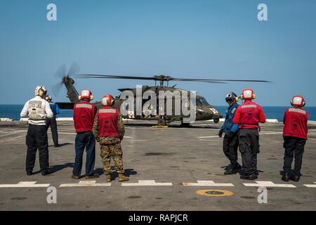 Thaïlande (fév. 21, 2017) marins et soldats de la chaîne et la cale d'un UH-60 Blackhawk après l'atterrissage d'hélicoptères à bord du navire de transport amphibie USS dock Green Bay (LPD 20) pendant l'exercice 2017. Or Cobra L'exercice est le plus grand théâtre de la coopération en matière de sécurité de l'exercice dans la région du Pacifique-Indo-Asia et fait partie intégrante de l'engagement des États-Unis pour renforcer l'engagement dans la région. Banque D'Images