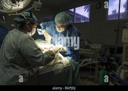 TRUJILLO, le Honduras (fév. 23, 2017) Le Cmdr. Chris Crecelius, chirurgien buccal et maxillo-facial attribué à Walter Reed National Military Medical Centre Bethesda, Md, effectue la chirurgie sur un patient à l'Hôpital Salvador Paredes au cours de Formation Continue 2017 Promesse (CP-17) dans la région de Trujillo, au Honduras. CP-17 est un U.S. Southern Command-parrainé et U.S. Naval Forces Southern Command/U.S. 4ème flotte-déploiement effectué pour mener des opérations civiles et militaires y compris l'aide humanitaire, les missions de formation et de soins médicaux, dentaires et vétérinaires, de l'assistance dans un effort pour montrer le soutien des États-Unis et de l'engagement au centre de Banque D'Images