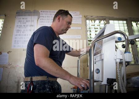 TRUJILLO, le Honduras (fév. 20, 2017) - Le Lieutenant Cmdr. Nicholas Sweet, originaire de Grenade, au Mississippi, affecté à l'hôpital naval Camp Lejeune, N.C., configure une machine à rayons X à la promesse continue 2017 (CP-17) site médical à l'appui de la CP-17 visite à Trujillo, au Honduras. CP-17 est un U.S. Southern Command-parrainé et U.S. Naval Forces Southern Command/U.S. 4ème flotte-déploiement effectué pour mener des opérations civiles et militaires y compris l'aide humanitaire, les missions de formation et de soins médicaux, dentaires et vétérinaires, de l'assistance dans un effort pour montrer le soutien des États-Unis et de l'engagement de l'Amérique centrale et du Sud Banque D'Images