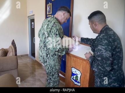 TRUJILLO, le Honduras (fév. 23, 2017) - Arrière Adm. Sean S. Buck, commandant du Commandement Sud des forces navales des États-Unis/U.S. 4ème flotte NAVSO/FOURTHFLT), signe le livre d'or lors de la visite du commandant de la base navale de Puerto Castilla, au Honduras, en faveur de la prorogation de la promesse 2017(CP-17) visite à Trujillo, au Honduras. CP-17 est un U.S. Southern Command-parrainé et U.S. Naval Forces Southern Command/U.S. 4ème flotte-déploiement effectué pour mener des opérations civiles et militaires y compris l'aide humanitaire, les missions de formation et de soins médicaux, dentaires et vétérinaires, de l'assistance dans un effort pour montrer le soutien des États-Unis et Banque D'Images