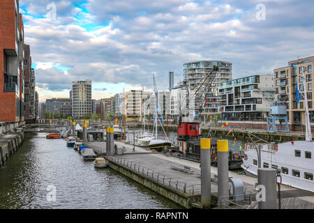 Port de Hambourg Sandtor HafenCity avec des bâtiments à l'architecture moderne Banque D'Images