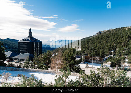 Navacerrada, Espagne - décembre 7, 2017 : sky resort de Guadarrama au temps d'hiver Banque D'Images