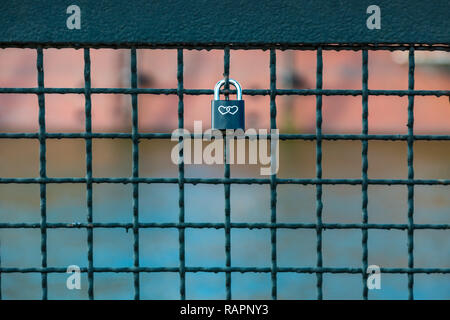 Un cadenas à double cœur se bloque sur une balustrade Banque D'Images