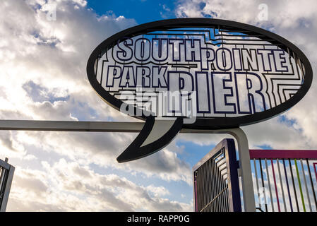 Vue de l'entrée et signe de South Pointe Park Pier au lever du soleil, populaire front de mer idéal pour les joggeurs, les touristes et la pêche à Miami Beach, Floride. Banque D'Images