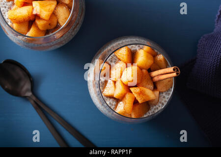 Chia pudding à la cannelle fait bouillir les pommes et le beurre d'arachide Banque D'Images