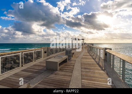 Vue imprenable sur l'océan Atlantique depuis la jetée de South Pointe au lever du soleil, avec des vagues se brisant sur le brise-lames. Miami Beach, en Floride. Banque D'Images