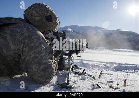 La CPS. Kristopher Duffy, attribué à Compagnie D, 1er bataillon du 501ème Parachute Infantry Regiment d'infanterie, 4e Brigade Combat Team (Airborne), 25e Division d'infanterie de l'armée américaine en Alaska, les incendies un M240B machine gun tout en menant la formation au tir réel gamme Grezelka, Joint Base Elmendorf-Richardson, Alaska, le 28 février 2017. Les parachutistes engager des objectifs pratiquée à diverses distances en utilisant le M240B machine gun et la marque 19 lance-grenades de 40 mm machine gun. Banque D'Images