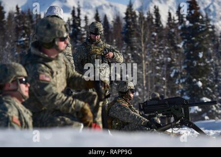 Un parachutiste attribué chien Company, 3e Bataillon, 509e Parachute Infantry Regiment d'infanterie, 4e Brigade Combat Team (Airborne), 25e Division d'infanterie de l'armée américaine en Alaska, attend d'être admissibles à l'aide d'une marque 19 grenade 40 mm machine gun sur Grezelka gamme at Joint Base Elmendorf-Richardson, Alaska, Feb 28, 2017. L'Armée américaine de l'Alaska est la maison pour l'Armée de l'air du Pacifique seulement Brigade Combat Team, et maintient la seule capacité de réaction rapide aérienne dans le Pacifique. Banque D'Images