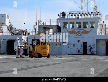 Océan Atlantique (fév. 21, 2017) Les marins affectés au Commandement militaire maritime navire-hôpital USNS Comfort (T-AH 20) conduite d'un exercice d'incendie sur le pont d'envol du navire. La période de confort en cours faisait partie de l'exercice 2017 (COMFEX Confort). L'exercice est une batterie de formation trimestriel conçu pour garder le personnel médical, le personnel de soutien et de la fonction publique, les marins qui servent à bord du navire compétents dans leurs fonctions. Offre un confort hors de l'eau, mobile, installation médicale chirurgicale aiguë lorsqu'il est appelé à l'armée américaine, et des services hospitaliers aux États-Unis pour appuyer les secours en cas de catastrophe et humani Banque D'Images