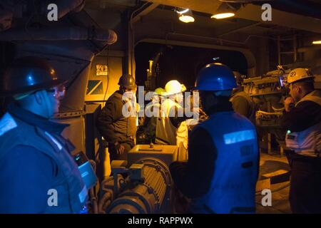 Mer de Chine orientale (fév. 28, 2017) Maître de poste de ravitaillement de l'homme s'accouple à bord de cinq navires d'assaut amphibie USS Bonhomme Richard (DG 6) au cours d'un ravitaillement en mer (RAS) avec le Henry J. Kaiser de lubrification de la classe l'USNS Pecos (T-AO 197). Bonhomme Richard est sur une patrouille de routine, opérant dans la région du Pacifique-Indo-Asia pour servir d'avant-capacité pour n'importe quel type d'éventualité. Banque D'Images