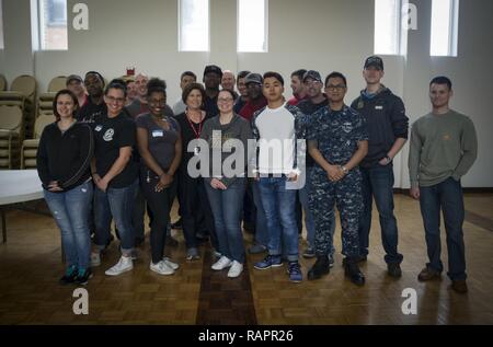 La NORFOLK (fév. 27, 2017) Les bénévoles posent pour une photo de groupe après un effort de volontaires à l'Ohef Sholom soupe populaire. Les marins affectés au porte-avions USS George Washington (CVN 73), le navire d'assaut amphibie USS Wasp LHD (1) et d'Assaut (ACU) 2 à partir de la plage de Marine Group (NBG) 2 se sont joints aux membres de l'Ohef Sholom dans la préparation des aliments et la distribution de marchandises données à ceux qui en ont besoin au cours de la soupe populaire mensuel du temple à Norfolk. Banque D'Images