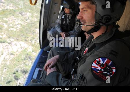 U.S. Air Force Le Capitaine Paul Ward, 90e Escadron de chasse, médecin de vol et Tech. Le Sgt. Layla se dispenser, 90th FS devoir indépendant technicien médical, obtenir une vue d'ensemble du paysage du Territoire du Nord au cours de la formation sauvetage en hélicoptère à la base de la RAAF de Tindal, 10 févr. 28, 2017. Ward et répartir sont déployés à l'Australie dans le cadre de l'amélioration de la coopération, un programme commun de formation et de faire preuve d'initiative dans le cadre de la posture de travail Entente conclue entre les États-Unis et les gouvernements de l'Australie. Banque D'Images