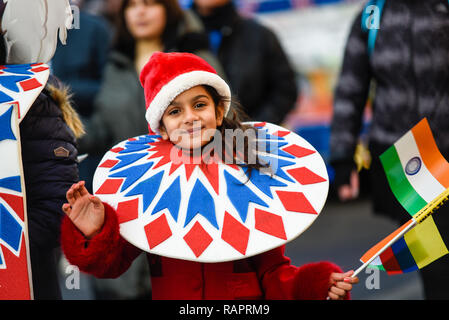 Carnaval del Pueblo au London's New Year's Day Parade, au Royaume-Uni. En costume de fille Banque D'Images