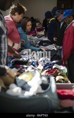 La NORFOLK (fév. 27, 2017) Les bénévoles distribuent des vêtements durant un effort volontaire à l'Ohef Sholom soupe populaire. Les marins affectés au porte-avions USS George Washington (CVN 73), le navire d'assaut amphibie USS Wasp LHD (1) et d'Assaut (ACU) 2 à partir de la plage de Marine Group (NBG) 2 se sont joints aux membres de l'Ohef Sholom dans la préparation des aliments et la distribution de marchandises données à ceux qui en ont besoin au cours de la soupe populaire mensuel du temple à Norfolk. Banque D'Images