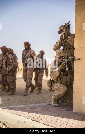 RABKUT, Oman (fév. 22, 2017) Les Marines américains avec une compagnie du bataillon, 1er de l'équipe d'atterrissage ne., 4ème Marines, 11e Marine Expeditionary Unit (MEU), démontrer comment poster de la sécurité dans les zones de danger tout en menant des opérations militaires en milieu urbain (MOUT) aux soldats de l'Armée royale d'Oman au cours de l'exercice Sea Solider '17, 10 févr. 22. Au cours de MOUT, zones de danger sont des zones ouvertes et des franchissements qui ont peu ou pas de dissimulation ou de positions couvertes. 2017 Soldat de la mer est un annuel, exercice bilatéral mené avec l'Armée royale d'Oman conçu pour démontrer les compétences de coopération et Banque D'Images