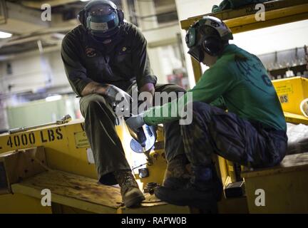 Mer des Philippines (2 mars 2017) Le Cpl. Ramsey Borja (à gauche), de San Diego, et le soutien aérien 3ème classe technicien d'équipement Payton Campbell, de Monroe, Louisiane, effectuer l'entretien du chariot élévateur à bord de navire d'assaut amphibie USS Bonhomme Richard (DG 6). Bonhomme Richard est sur une patrouille de routine, opérant dans la région du Pacifique-Indo-Asia pour servir d'avant-capacité pour n'importe quel type d'éventualité. Banque D'Images