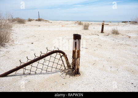 Abandonné Clôture Barrière se trouve enfoui dans le sable à Bombay Beach en Californie, une ville abandonnée à la mer de Salton Banque D'Images