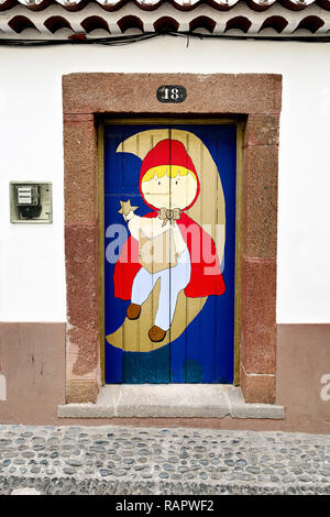 Le Portugal, Funchal - Juillet 22, 2018 : porte, dans une vieille maison à Madère, au Portugal. La peinture traditionnelle de la porte dans la partie ancienne de Funchal Banque D'Images