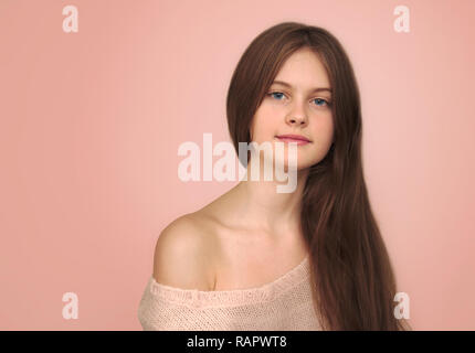 Brune aux yeux bleus jeune fille timide aux longs cheveux Banque D'Images