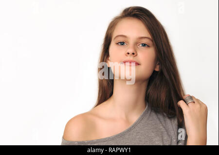 Brune aux yeux bleus jeune fille timide aux longs cheveux Banque D'Images