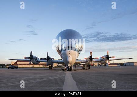 Un Aero Spacelines B-377 Super Guppy est situé sur l'aire à Joint Base San Antonio-Randolph, Texas le 3 mars 2017. Le Super Guppy, gérée par la NASA, a un espace de chargement qui est de 25 pieds de diamètre et 111 pieds de long. Banque D'Images