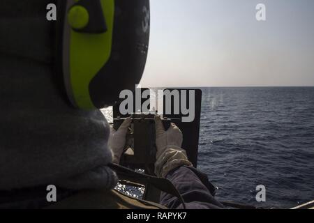 Mer de Chine orientale (4 mars 2017) 3ème classe Technicien en électronique Gregory Grubbs, de Fort Worth, Texas, les incendies de calibre 50 une machine gun au cours d'une défense de l'amphibious task force (DATF) Exercice de tir à bord du navire de transport amphibie USS dock Green Bay (LPD 20). Au cours de l'exercice DATF, Green Bay's l'équipe d'action de petit calibre (SCAT) a travaillé de concert avec les Marines du 31e Marine Expeditionary Unit (MEU) afin de fournir une couverture à 360 degrés du navire. Green Bay, à 31e MEU, est sur une patrouille de routine, opérant dans la région du Pacifique-Indo-Asia pour renforcer les partenariats et Banque D'Images