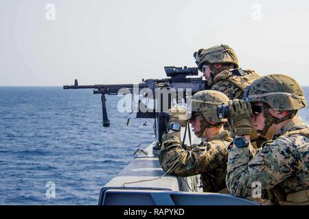 Mer de Chine orientale (4 mars 2017) marines affectés à l'Équipe de débarquement du bataillon, 2e bataillon du 5ème Marines, participer à une défense de l'amphibious task force (DATF) Exercice de tir à bord du navire de transport amphibie USS dock Green Bay (LPD 20). Au cours de l'exercice DATF, Green Bay's l'équipe d'action de petit calibre (SCAT) a travaillé de concert avec les Marines du 31e Marine Expeditionary Unit (MEU) afin de fournir une couverture à 360 degrés du navire. Green Bay, à 31e MEU, est sur une patrouille de routine, opérant dans la région du Pacifique-Indo-Asia pour renforcer les partenariats et d'être une force de réaction-prêt Banque D'Images