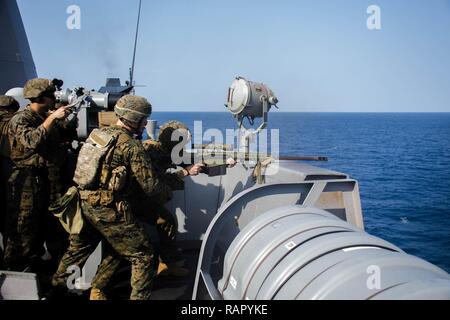 Mer de Chine orientale (4 mars 2017) marines affectés à l'Équipe de débarquement du bataillon, 2e bataillon du 5ème Marines, participer à une défense de l'amphibious task force (DATF) Exercice de tir à bord du navire de transport amphibie USS dock Green Bay (LPD 20). Au cours de l'exercice DATF, Green Bay's l'équipe d'action de petit calibre (SCAT) a travaillé de concert avec les Marines du 31e Marine Expeditionary Unit (MEU) afin de fournir une couverture à 360 degrés du navire. Green Bay, à 31e MEU, est sur une patrouille de routine, opérant dans la région du Pacifique-Indo-Asia pour renforcer les partenariats et d'être une force de réaction-prêt Banque D'Images