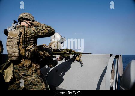 Mer de Chine orientale (4 mars 2017) Marine Cpl. Kevin McDonald, de Sellersville, Penn., attribué à l'Équipe de débarquement du bataillon, 2e bataillon du 5ème marines, les feux d'un fusil de calibre .50 au cours d'une défense de l'amphibious task force (DATF) Exercice de tir à bord du navire de transport amphibie USS dock Green Bay (LPD 20). Au cours de l'exercice DATF, Green Bay's l'équipe d'action de petit calibre (SCAT) a travaillé de concert avec les Marines du 31e Marine Expeditionary Unit (MEU) afin de fournir une couverture à 360 degrés du navire. Green Bay, à 31e MEU, est sur une patrouille de routine, opérant dans le Pacifique-Indo-Asia Banque D'Images