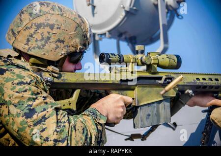 Mer de Chine orientale (4 mars 2017) Marine Cpl. Stuart Jones, de Phoenix, attribué à l'Équipe de débarquement du bataillon, 2e bataillon du 5ème marines, les feux d'un fusil de calibre .50 au cours d'une défense de l'amphibious task force (DATF) Exercice de tir à bord du navire de transport amphibie USS dock Green Bay (LPD 20). Au cours de l'exercice DATF, Green Bay's l'équipe d'action de petit calibre (SCAT) a travaillé de concert avec les Marines du 31e Marine Expeditionary Unit (MEU) afin de fournir une couverture à 360 degrés du navire. Green Bay, à 31e MEU, est sur une patrouille de routine, opérant dans la région du Pacifique à Indo-Asia-e Banque D'Images