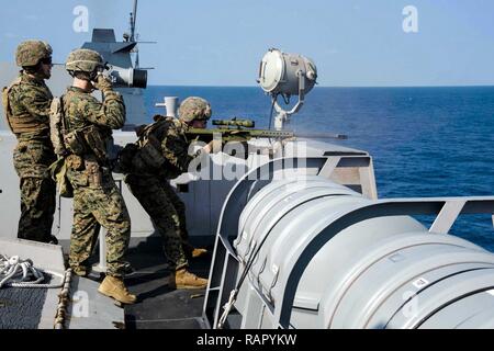 Mer de Chine orientale (4 mars 2017) marines affectés à l'Équipe de débarquement du bataillon, 2e bataillon du 5ème Marines, participer à une défense de l'amphibious task force (DATF) Exercice de tir à bord du navire de transport amphibie USS dock Green Bay (LPD 20). Au cours de l'exercice DATF, Green Bay's l'équipe d'action de petit calibre (SCAT) a travaillé de concert avec les Marines du 31e Marine Expeditionary Unit (MEU) afin de fournir une couverture à 360 degrés du navire. Green Bay, à 31e MEU, est sur une patrouille de routine, opérant dans la région du Pacifique-Indo-Asia pour renforcer les partenariats et d'être une force de réaction-prêt Banque D'Images