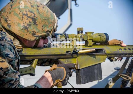 Mer de Chine orientale (4 mars 2017) Marine Cpl. Kevin McDonald, de Sellersville, Penn., attribué à l'Équipe de débarquement du bataillon, 2e bataillon du 5ème marines, les feux d'un fusil de calibre .50 au cours d'une défense de l'amphibious task force (DATF) Exercice de tir à bord du navire de transport amphibie USS dock Green Bay (LPD 20). Au cours de l'exercice DATF, Green Bay's l'équipe d'action de petit calibre (SCAT) a travaillé de concert avec les Marines du 31e Marine Expeditionary Unit (MEU) afin de fournir une couverture à 360 degrés du navire. Green Bay, à 31e MEU, est sur une patrouille de routine, opérant dans le Pacifique-Indo-Asia Banque D'Images