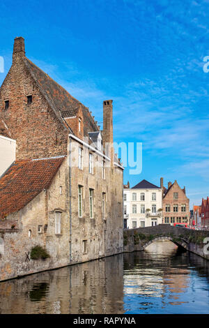 Gouden Handrei Canal et le pont à Bruges, Flandre occidentale, Belgique Banque D'Images