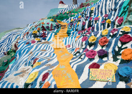 NILAND, CALIFORNIE - Le 21 août 2018 : Leonard Chevaliers Salut peint sur la montagne Beal Road en dehors de Niland, Californie Banque D'Images