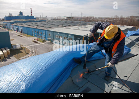 Mise en place de l'étanchéité bitumineuse sur office building le 24 mars à Gliwice, en Silésie, en Pologne. Photo CTK/Grzegorz Klatka. Banque D'Images