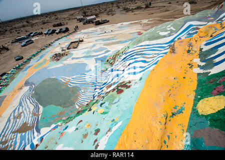 NILAND, CALIFORNIE - Le 21 août 2018 : Leonard Chevaliers Salut peint sur la montagne Beal Road en dehors de Niland, Californie Banque D'Images