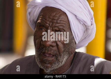 Portrait d'un vieil homme noir de Nubie à Assouan, Egypte. Banque D'Images