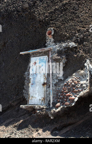 D'Aldous Huxley portes de la perception sur la plage rouge de Santorin, Grèce. Porte de nulle part sur un rocher. Banque D'Images