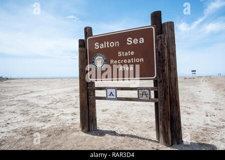 16 mai 2018- Bombay Beach, CA : Un panneau accueille les visiteurs à la Salton Sea State Recreation Area en Californie Banque D'Images