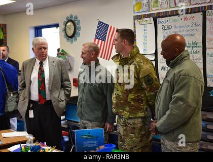 De gauche à droite, William, Husfelt Bay écoles de district surintendant, le Colonel Cerveau Laidlaw, 325e Escadre de chasse, le colonel commandant Jefferson Hawkins, 325FW, vice-commandant en chef et le sergent-chef. Craig Williams, 325FW chef commande, attendez que les étudiants arrivent au cours de la ré-ouverture de l'école élémentaire de Tyndall près de la Base aérienne Tyndall, en Floride, le 10 décembre 2018. Ouvert pour la première fois depuis l'ouragan Michael, environ 200 des 750 étudiants d'origine est retourné à l'école, beaucoup d'entre eux ont des parents travaillant à la Tyndall. Banque D'Images