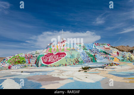 NILAND, CALIFORNIE - Le 21 août 2018 : Leonard Chevaliers Salut peint sur la montagne Beal Road en dehors de Niland, Californie Banque D'Images