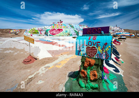 NILAND, CALIFORNIE - Le 21 août 2018 : Leonard Chevaliers Salut peint sur la montagne Beal Road en dehors de Niland, Californie Banque D'Images